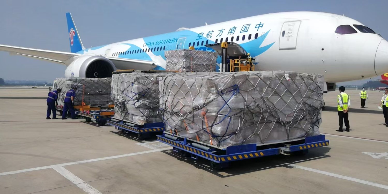 Airport cargo pallet handling