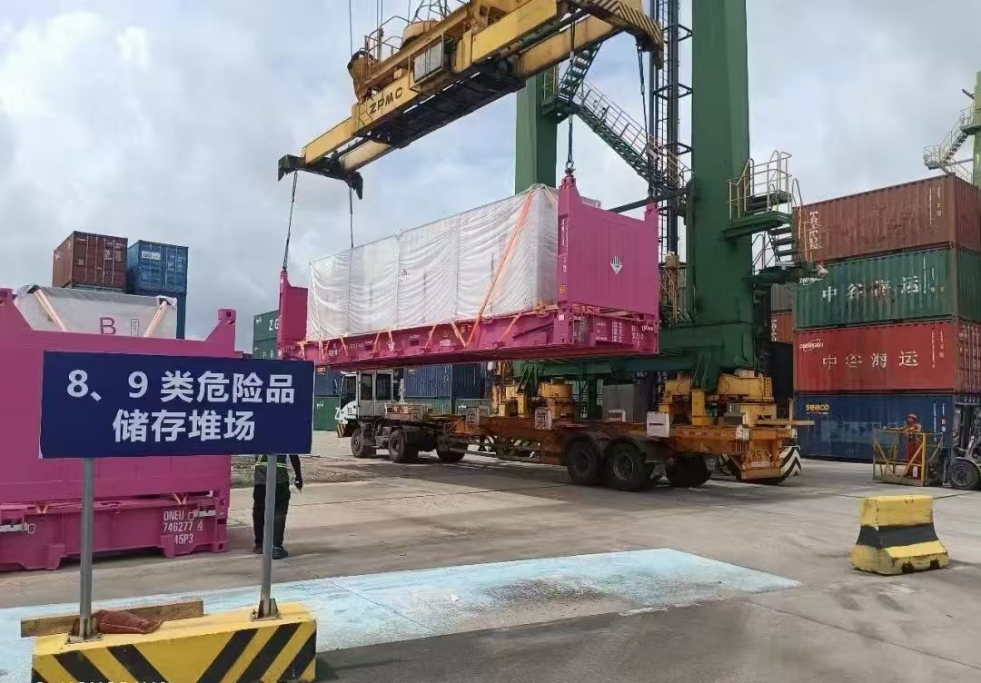 Heavy cargo crane operation